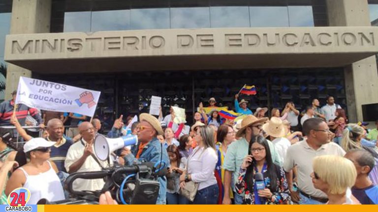 Docentes protestan frente al Ministerio de Educación en Caracas