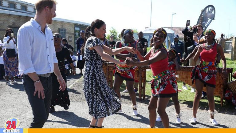 Los Duques de Sussex bailan durante una ceremonia en África