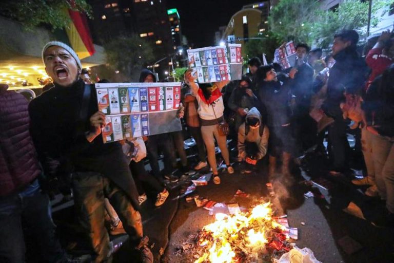 ¡Bolivia! Tribunal Electoral dice que ganó Evo Morales y hasta una estatua de Chávez tumbaron (+ vídeos)