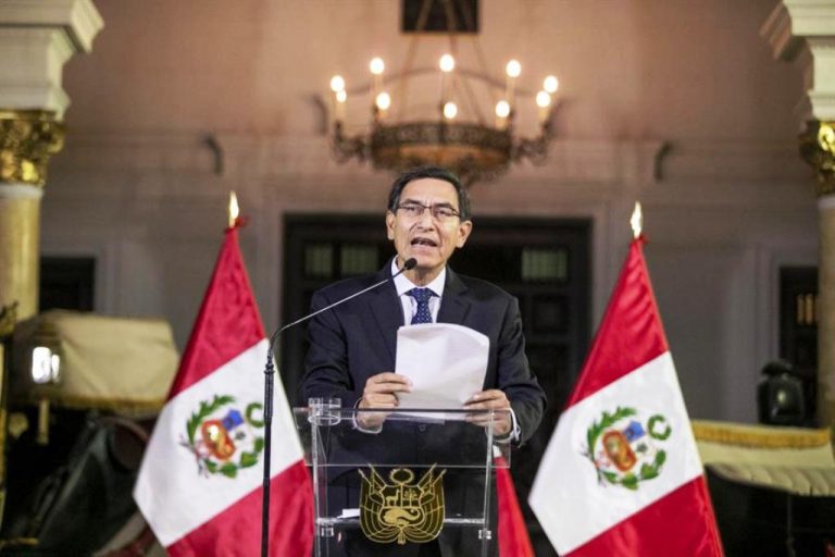 ¿Perú con dos presidentes? Vizcarra disolvió Congreso y éste lo suspendió del cargo