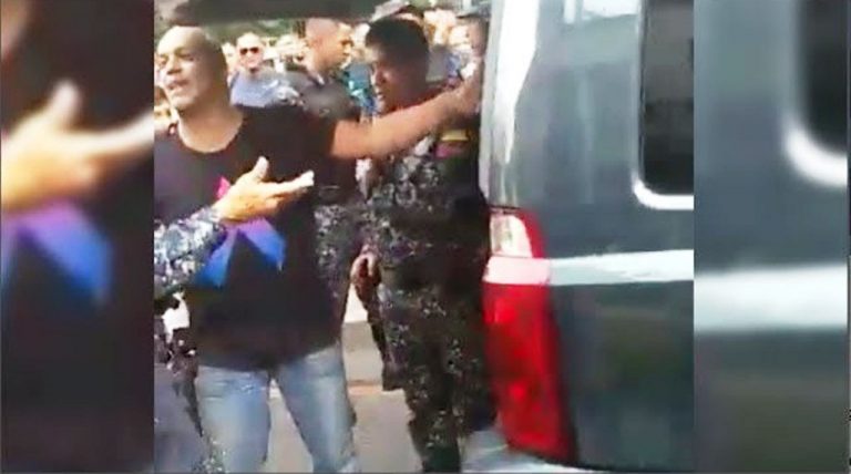 «¡Me quieren sembrar!» Oswaldo Rivero fue detenido y los policías pal’ pote (+ vídeo)