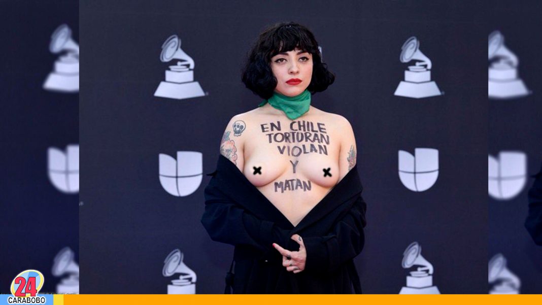 Laferte en los Latin Grammy mostró sus pechos por situación en Chile