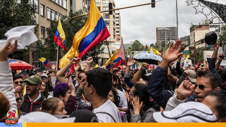 Con cacerolazos y marchas siguen protestas en Colombia
