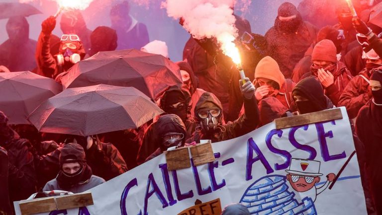 Huelga en Francia contra reforma de pensiones termina en disturbios