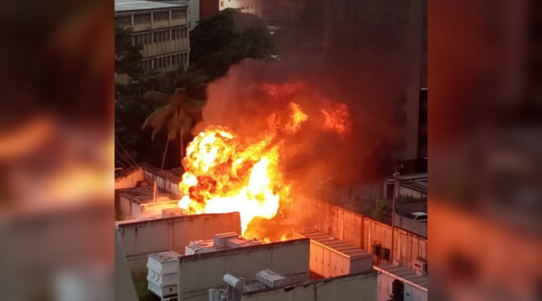 Reportan incendio tras explosión en subestación eléctrica de Los Ruices