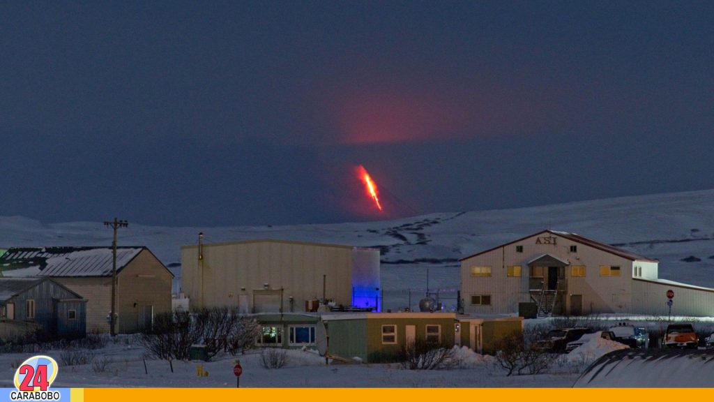 Erupción de volcán en Alaska, declaran alerta roja