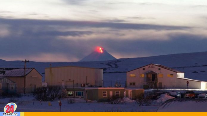 Erupción de volcán en Alaska, declaran alerta roja