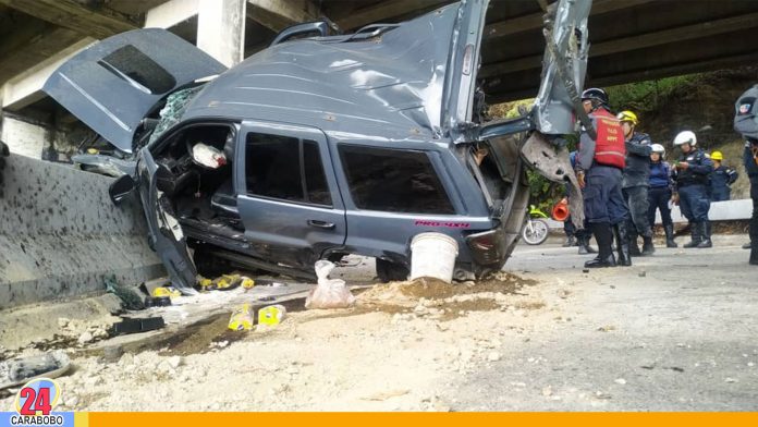 Vehículo cayó al vacío en Caracas y dejó dos heridos