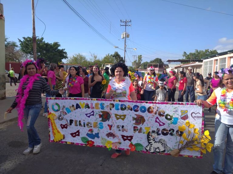 Carnavales circuitales de Los Guayos realizó colorido desfile