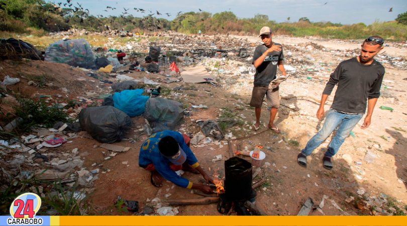 Venezolanos en basurero de Brasil disputan restos de comida
