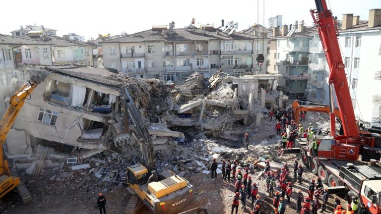 Terremoto de Turquía dejó al menos ocho muertos y heridos