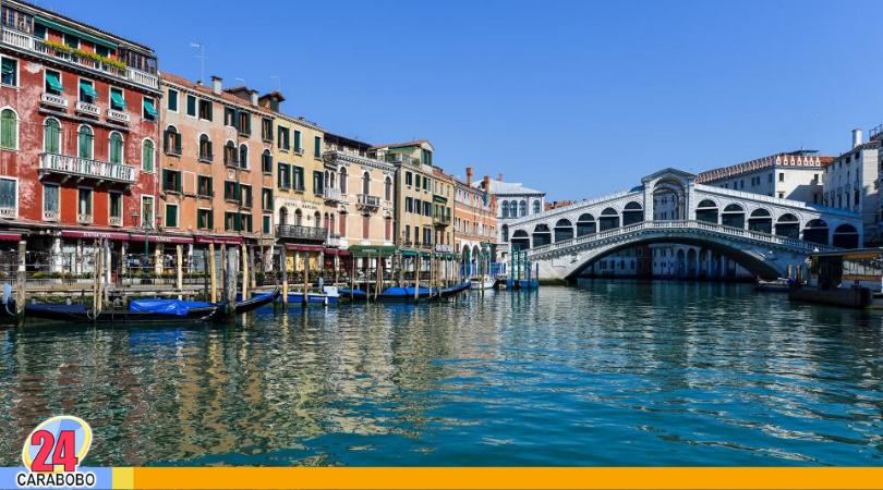 Canales de Venecia con aguas cristalinas