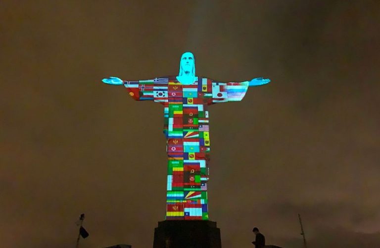 Cristo Redentor de Brasil iluminada con todas las banderas por el coronavirus