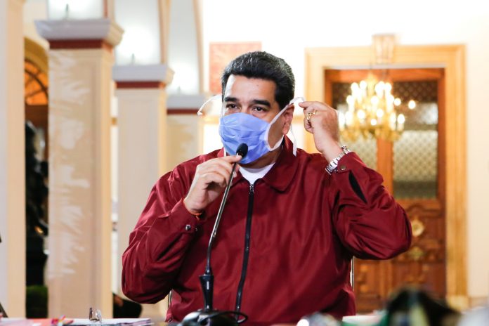 Venezuela's President Nicolas Maduro wears a protective face mask as he speaks during a meeting at Miraflores Palace in Caracas Estado de Alarma Nacional en Venezuela - Estado de Alarma Nacional en Venezuela