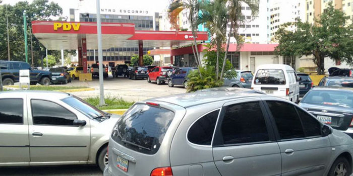 Hombre murió de un infarto mientras esperaba por gasolina en Maracay