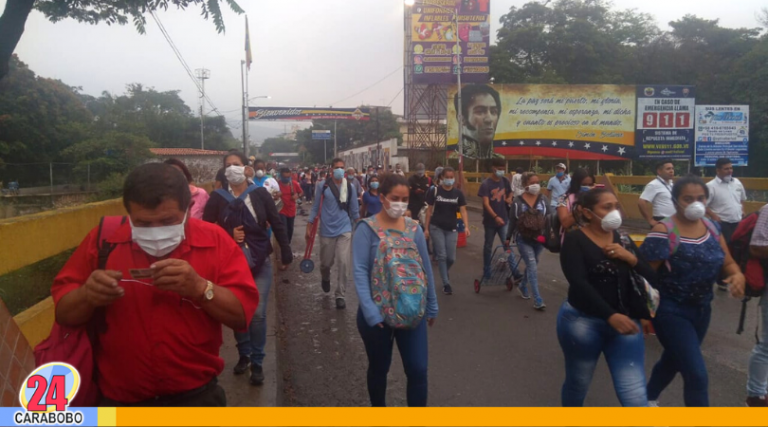 Migrantes cruzan con tapabocas el Puente Internacional Simón Bolívar