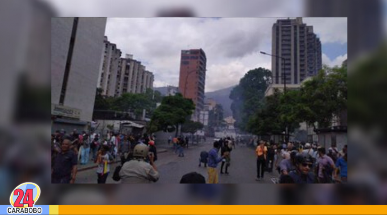 Funcionarios de la PNB lanzan bombas lacrimógenas a marcha en Chacaíto