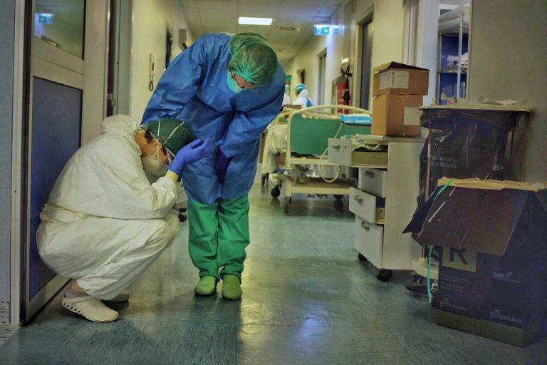 ¡Zozobra! Coronavirus en Italia lleva a las enfermeras al suicidio