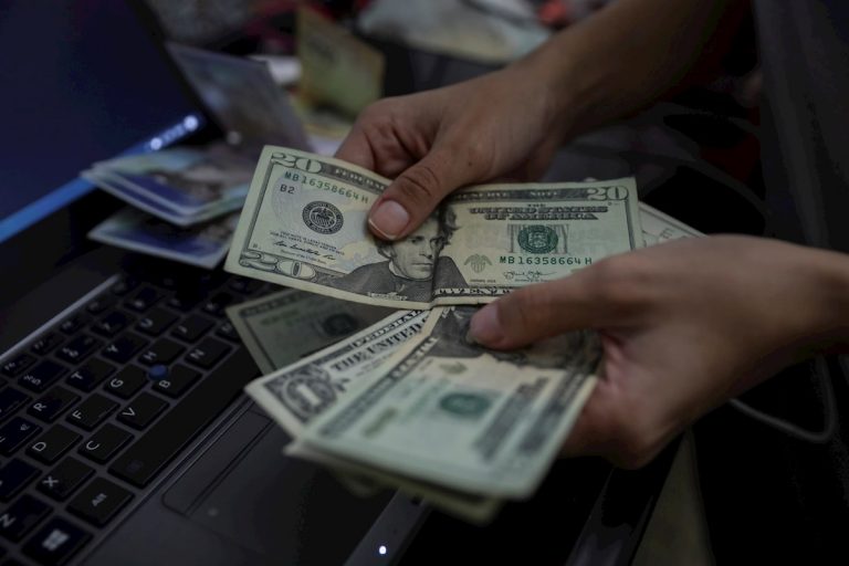 ¡No lo para nadie! Dólar paralelo cerró a más de 97.000 bolívares