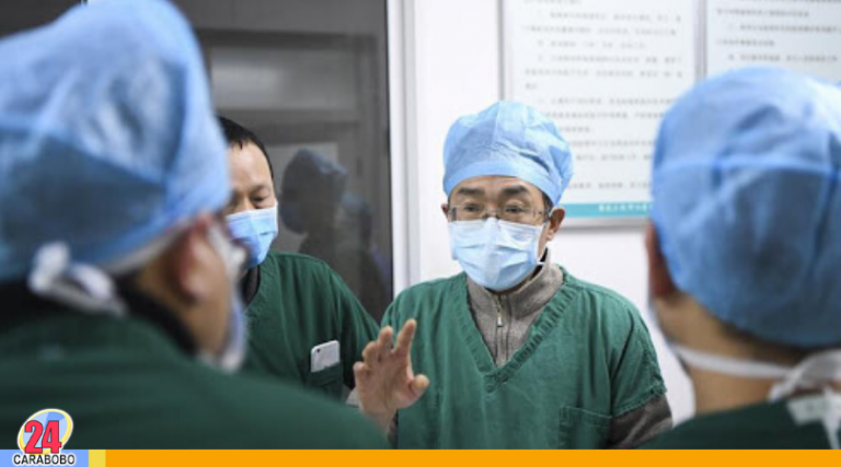 Médicos chinos contagiados con COVID-19 se les oscureció la piel
