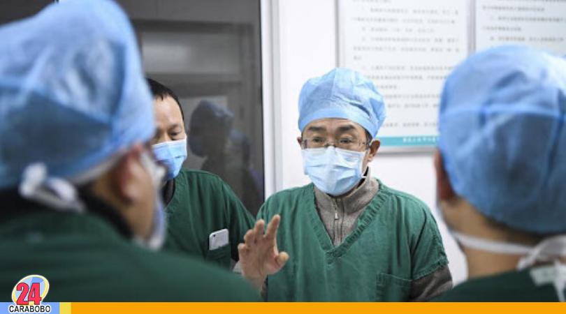 Médicos chinos contagiados con COVID-19