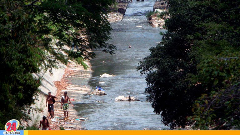 Río Guaire se vuelve balneario y al otro día aparece un cadáver