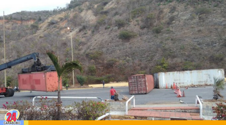 Reportan bloqueo de autopista Caracas-La Guaira con contenedores