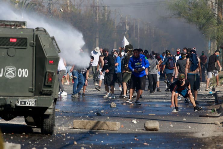 Disturbios en Santiago de Chile ante la crisis social que acompaña a la pandemia
