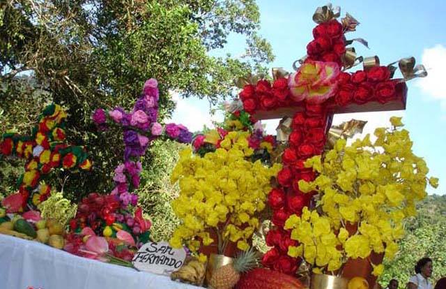 Cruz de Mayo, llegó el día de adornarla con flores y rezarle