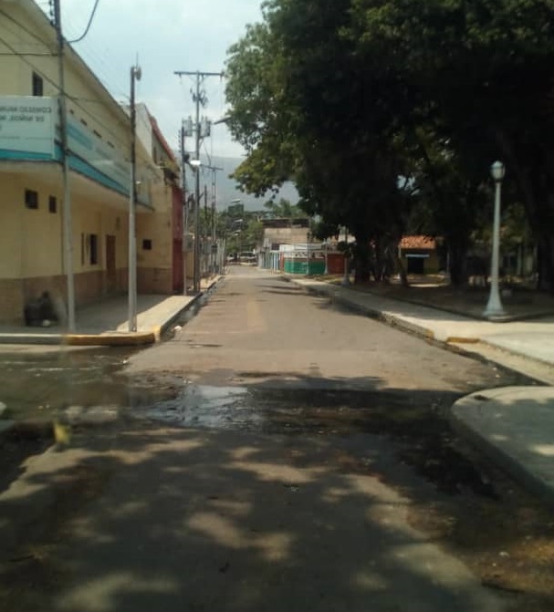 Bote de aguas negras en Naguanagua en el casco central
