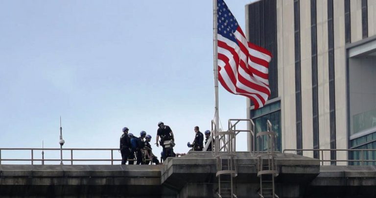 Rescatan a hombre que amenazó con lanzarse desde el puente de Brooklyn, Nueva York