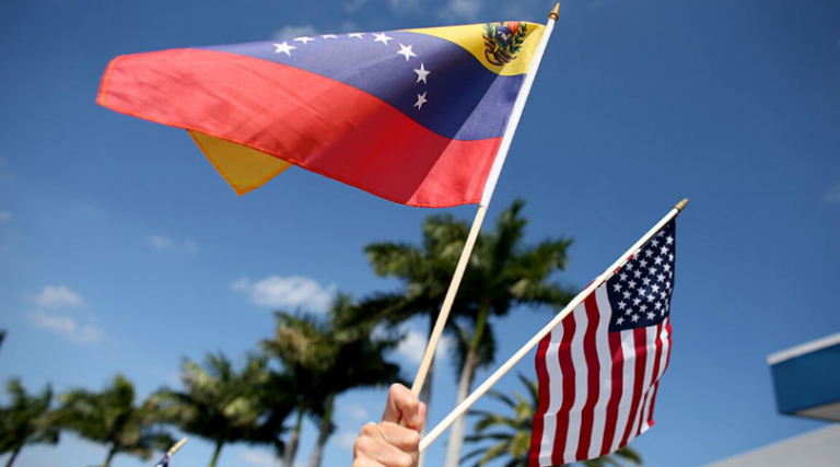 Venezolanos en espera de asilo en Miami reciben donación de alimentos