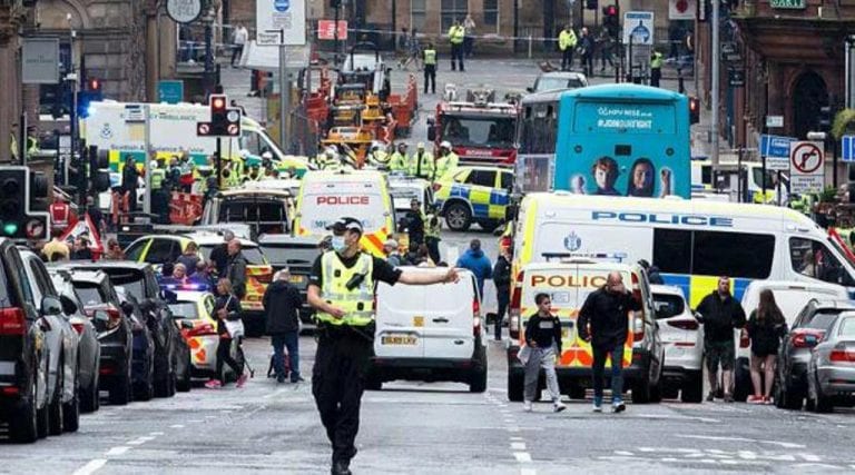 Hombre mata a puñaladas a dos personas en Glasgow y fue abatido por policía