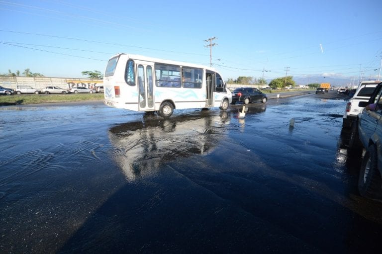 Miles de litros de agua en Flor Amarillo se pierden a diario