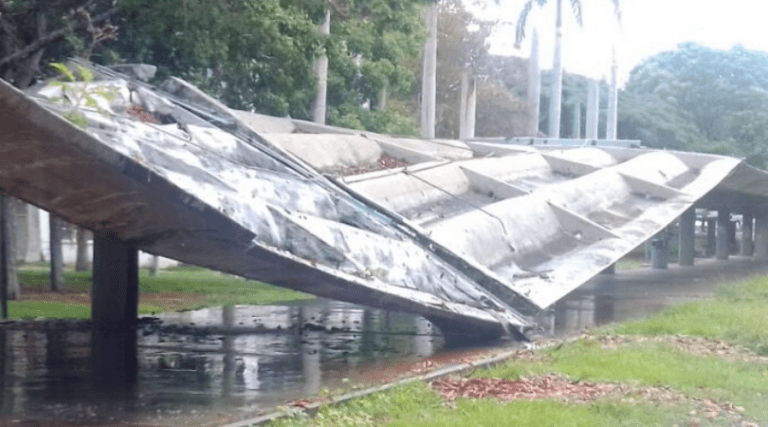 Se desplomó el techo del pasillo cubierto de la Universidad Central de Venezuela