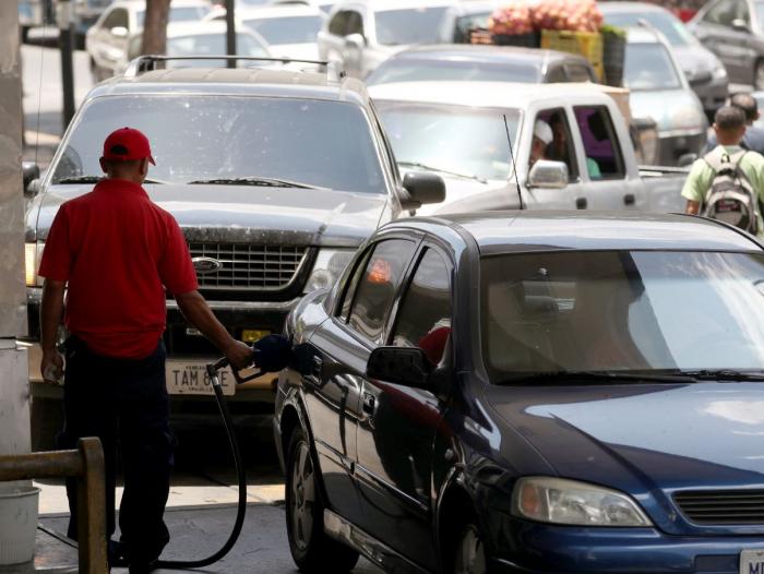 Comenzaron a distribuir gasolina y gasoil en Venezuela desde temprano