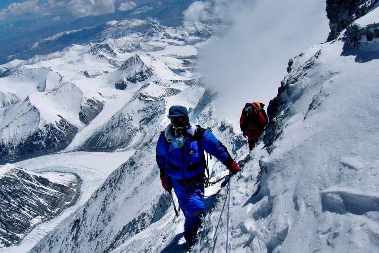 ¿Qué le pasa al cuerpo en la zona de la muerte del Everest?