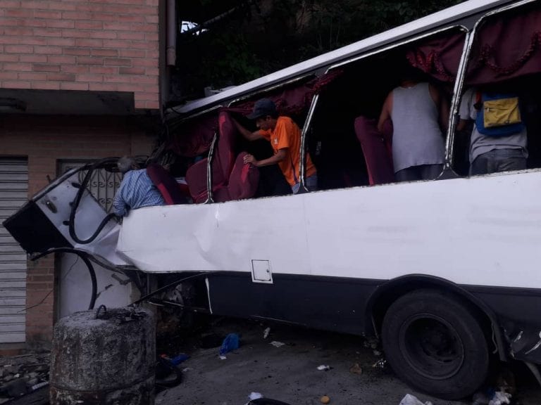Accidente en un autobús en Baruta deja un muerto y diez heridos