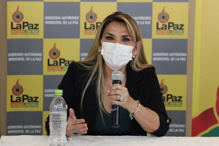 Jeanine Añez, presidenta interina de Bolivia anunció que tiene COVID-19