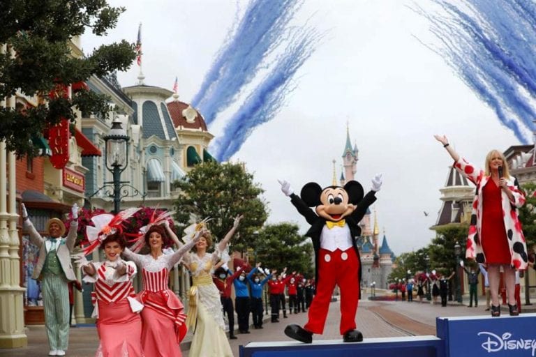 Mickey dio la bienvenida de nuevo en Disneyland de París