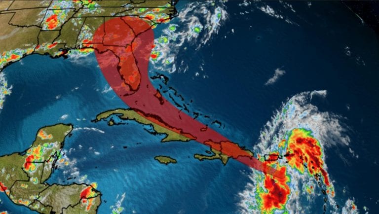 Tormenta tropical Isaías golpea a Puerto Rico y avanza sobre el Caribe
