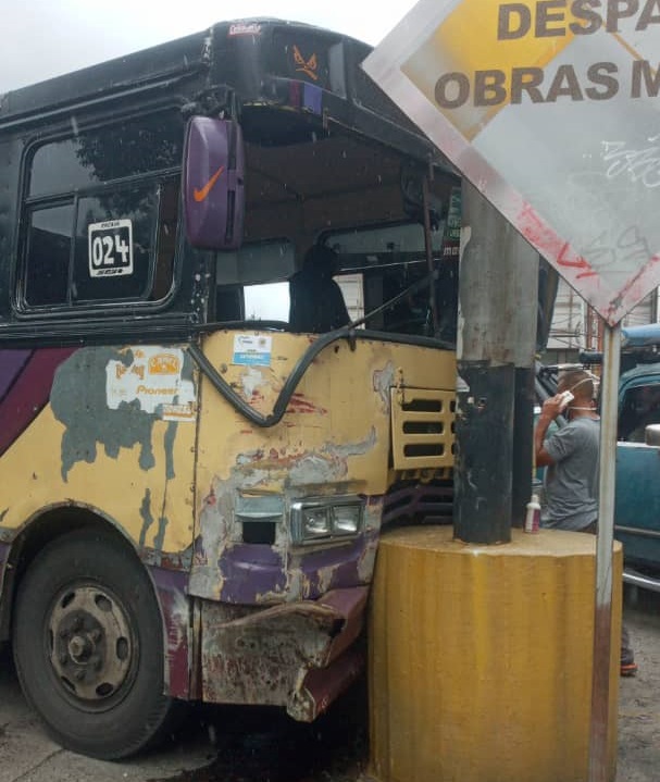 Choque de camioneta de pasajeros en la avenida Bolívar de Valencia