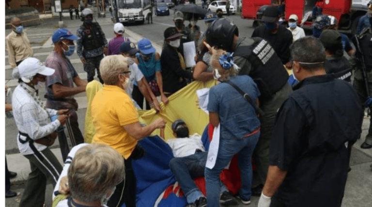 Protesta de adultos mayores en Caracas para exigir aumento de pensiones