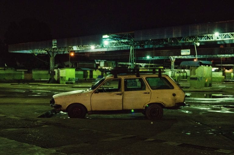 El solitario panorama del Terminal de Maracay en la noche