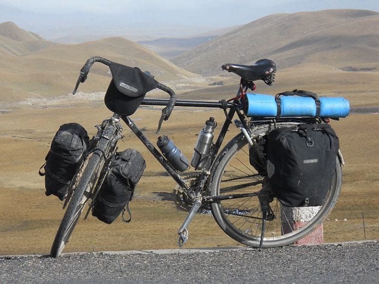 Conoce al venezolano que viaja en bicicleta desde Perú VIDEO