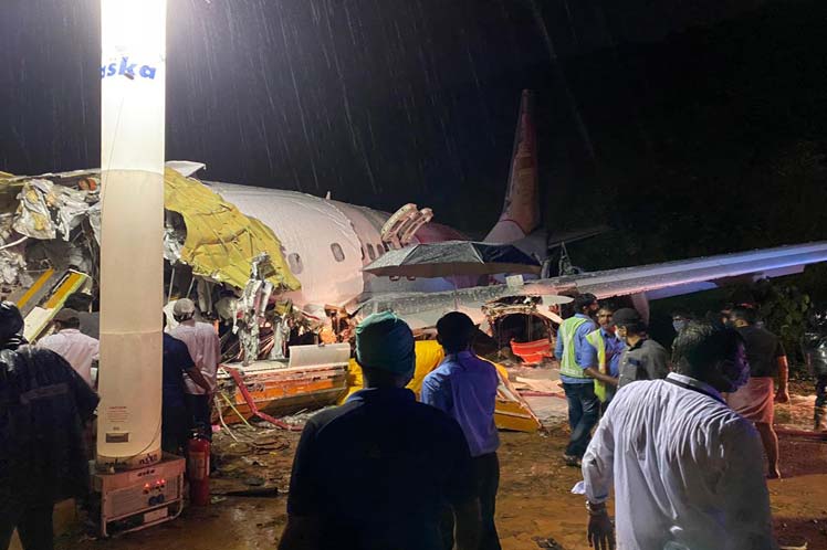 Accidente aéreo en India dejó al menos 16 muertos y 123 heridos