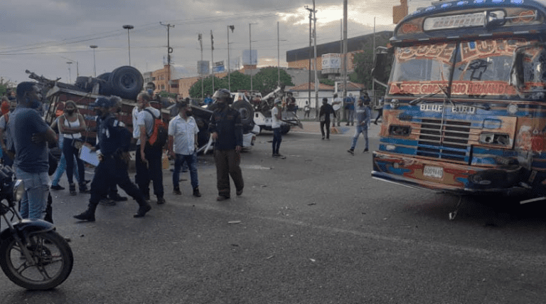 Colisión entre autobús y camión en Paseo Las Industrias dejó tres heridos