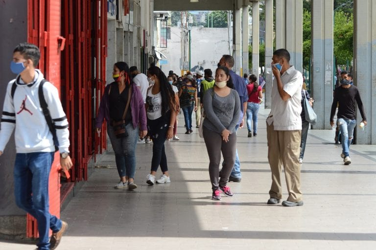922 casos de COVID-19 en Venezuela, 14 en Carabobo y cifra general 45.868