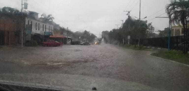 Fuerte aguacero en Naguanagua dejó a las calles rebosadas