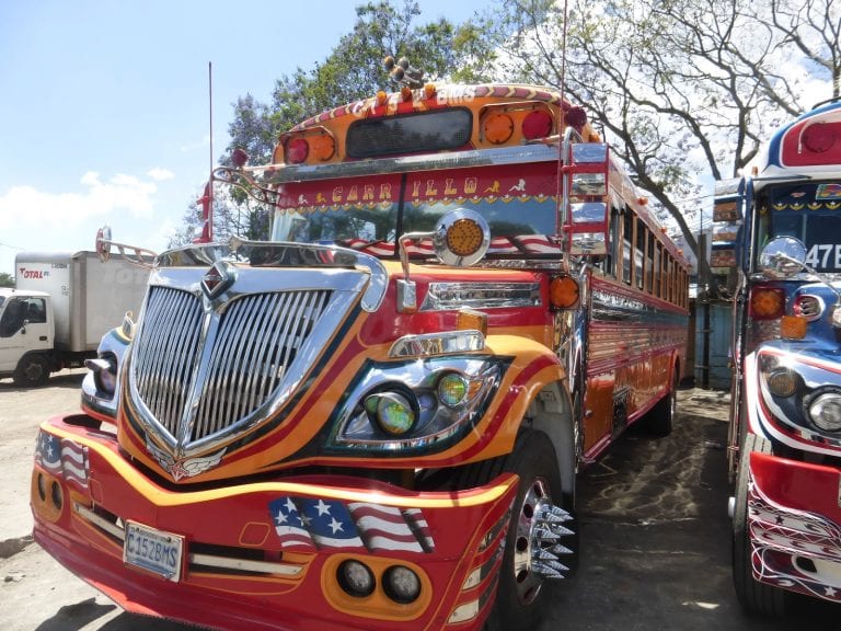 Guatemala y sus famosos Chicken Bus full decorados y rotulados